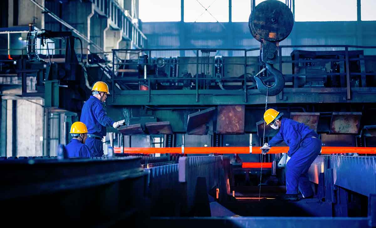 Profissionais atuando em um dos tipos de indústria mais comuns