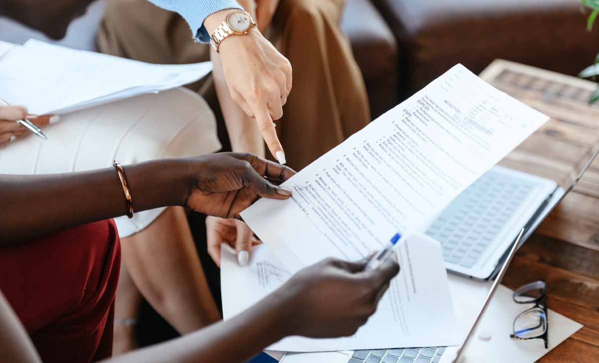 Profissionais analisando diversos tipos de relatório