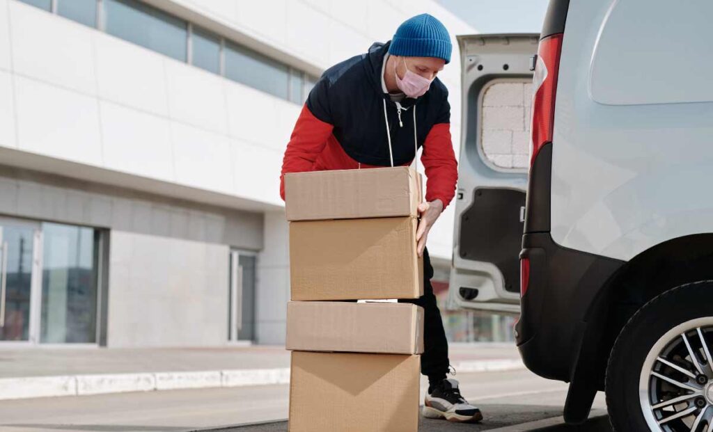 Profissional encarregado por transporte e logística