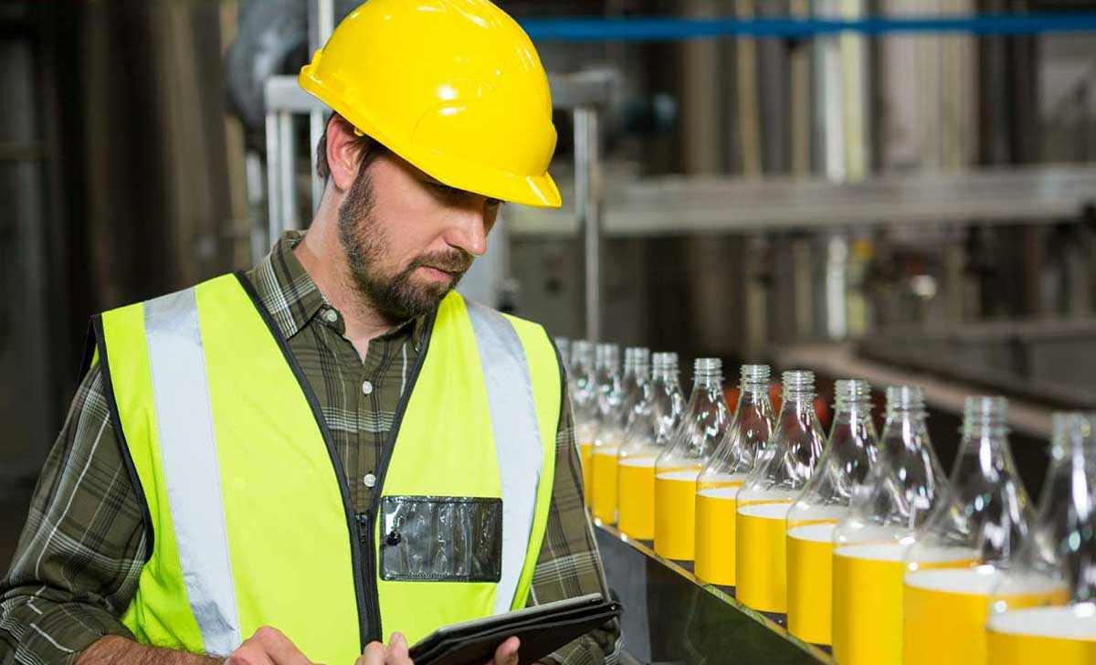 Agente da vigilância sanitária fazendo inspeção