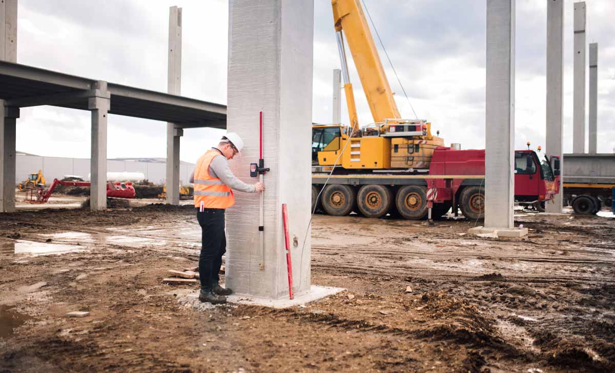 Pessoa realizando vistoria de obra