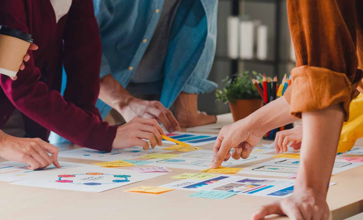 equipe de pessoas planejando workflow