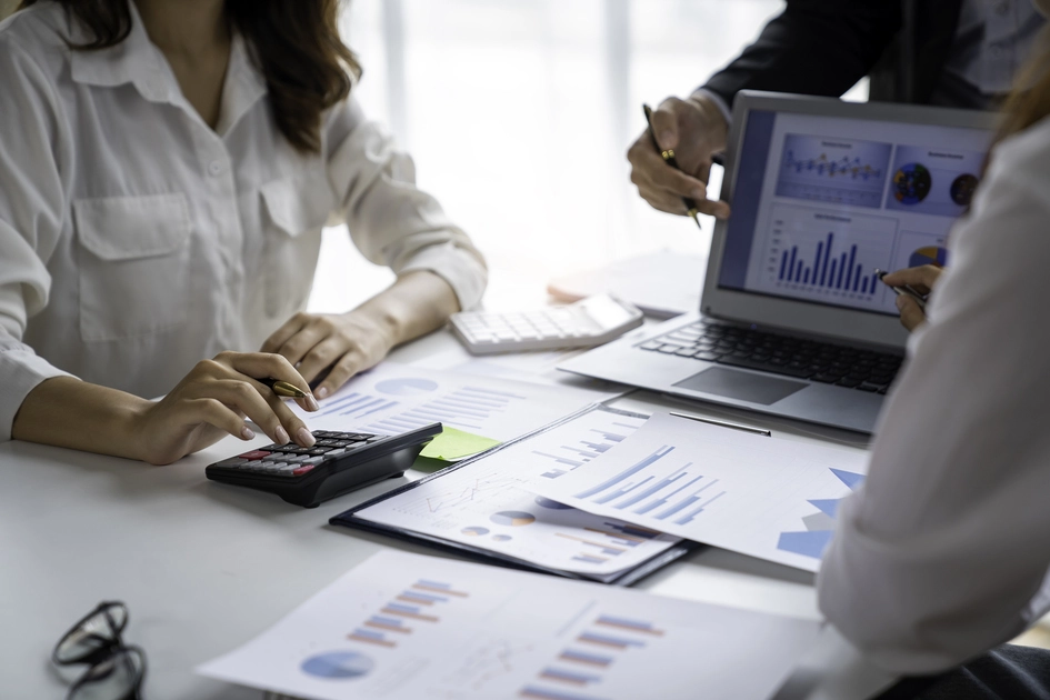 Profissionais calculando custos da qualidade