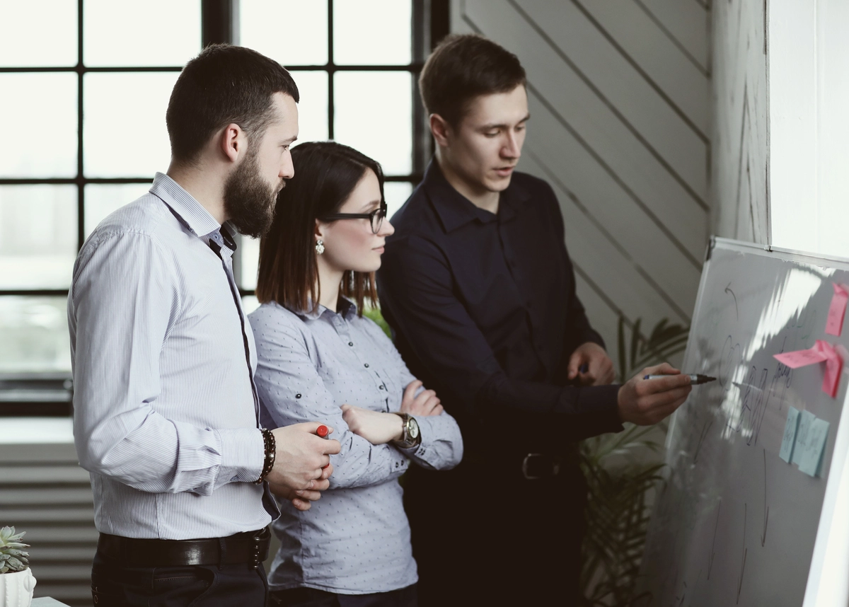 equipe criando diagrama de workflow