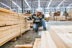 Profissional fazendo inspeção visual em materiais