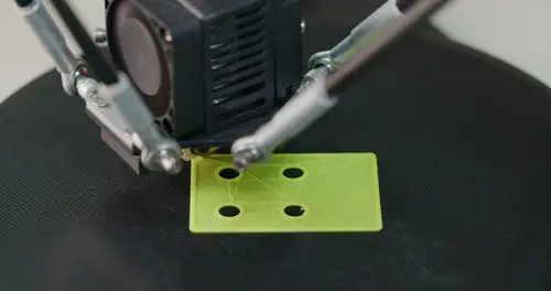 máquina realizando manufatura aditiva