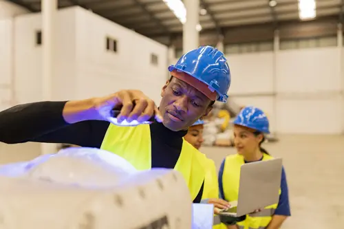 profissional realizando manutenção centrada na confiabilidade