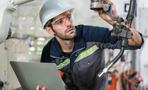 profissional realizando manutenção prescritiva