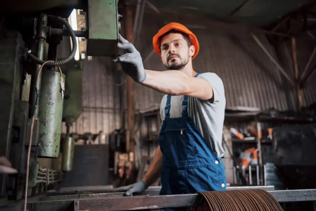 profissional aplicando métodos de produção industrial