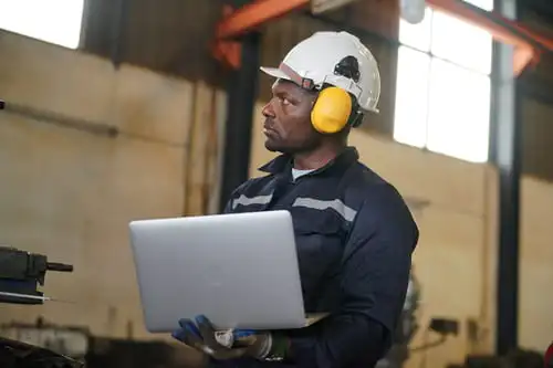 Profissional analisando não conformidade