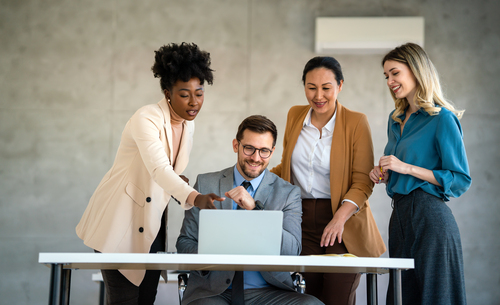 equipe fazendo plano de trabalho