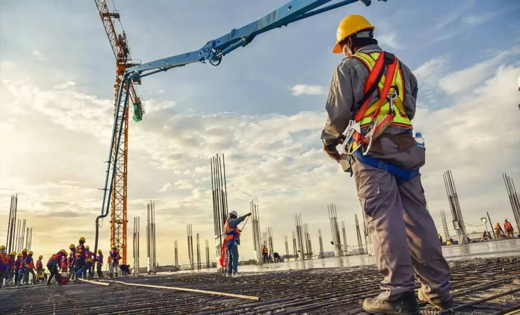 Colaborador utilizando EPIs para prevenção de acidentes em obra