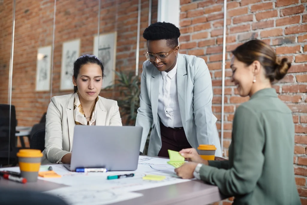 Equipe discutindo workflow e processos